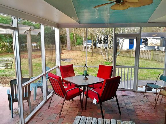 Screened in Porch : This is the perfect place for barbecues and a way to relax!