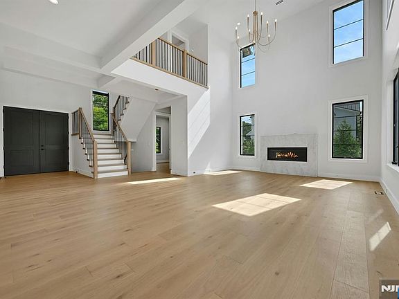 4th image of 32 Highland Avenue