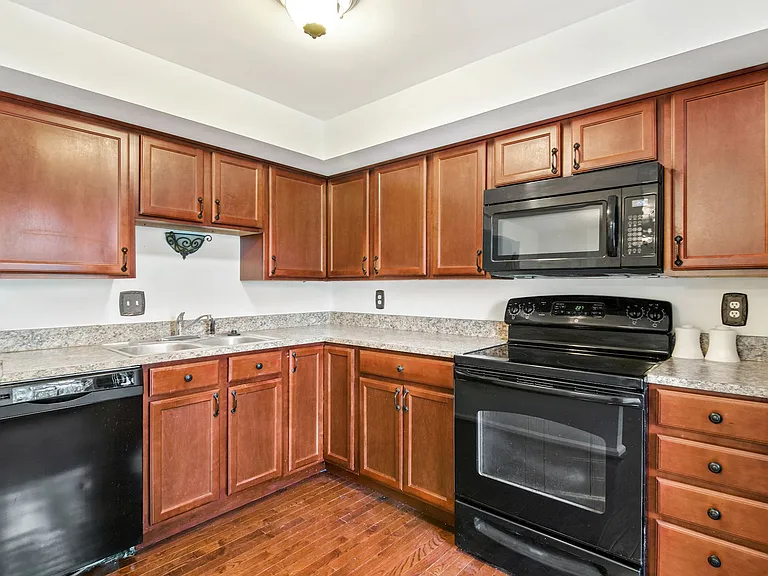 302 Ridgecrest Ct — Photo 9