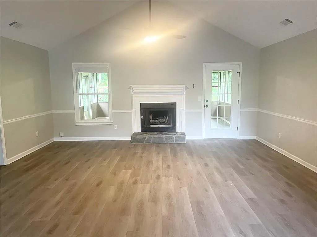 3 bed, 2.0 bath, 1860 sqft, $2,499 — Photo 3