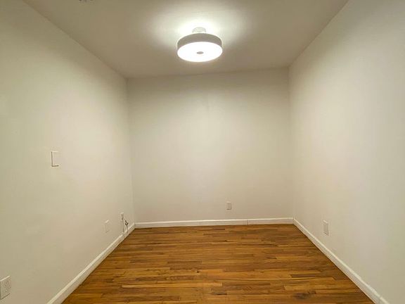 4th image of 530 W 47th St #D5