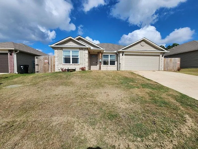 1072 Huntington Dr — Photo 1