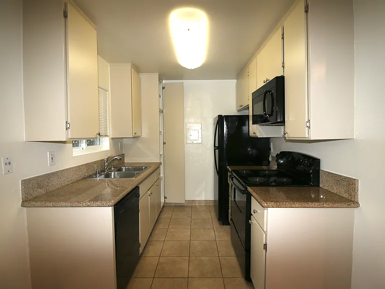 Nordhoff Apartments — Photo 9
