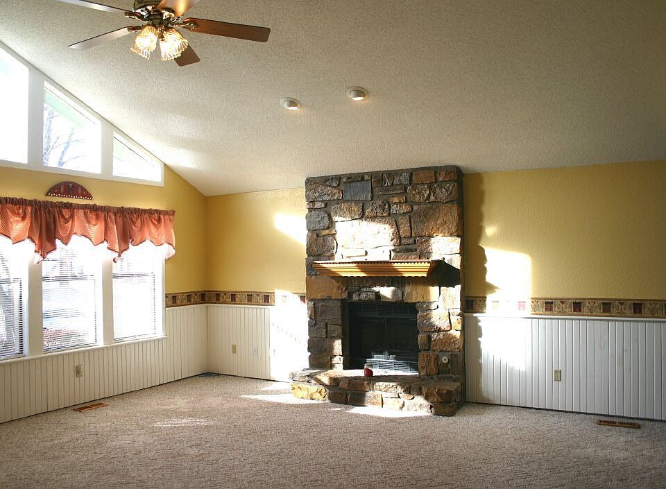 Family Room w/Fireplace
