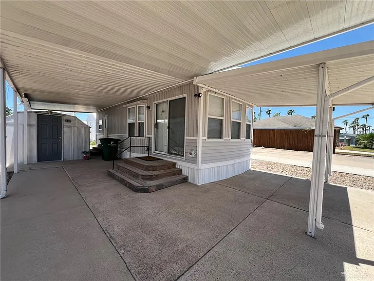 212 London Ave — Photo 2