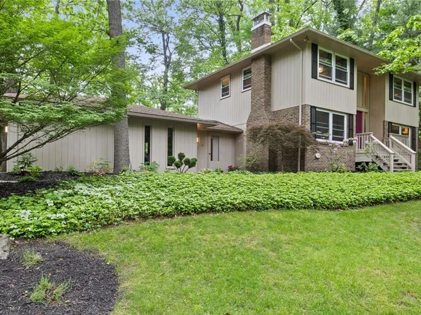 6 Sassafras Ln, Pittsford, NY 14534