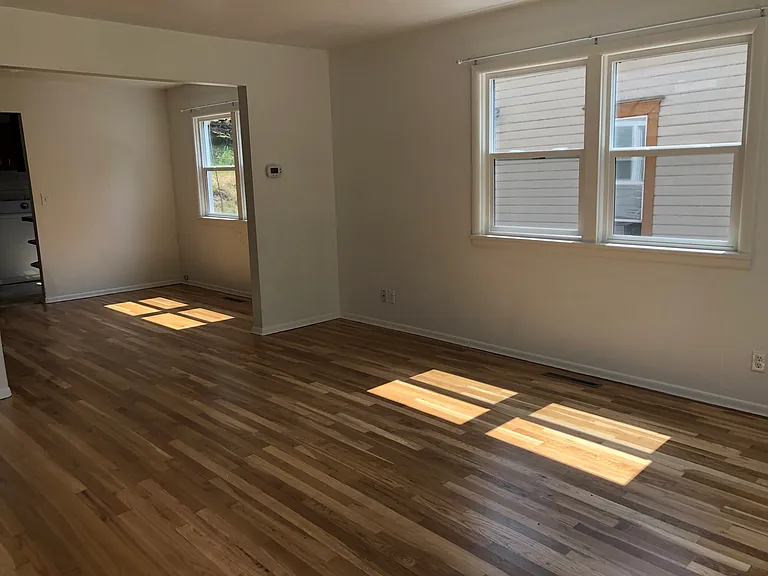 610 NE Gray Ln — Photo 2