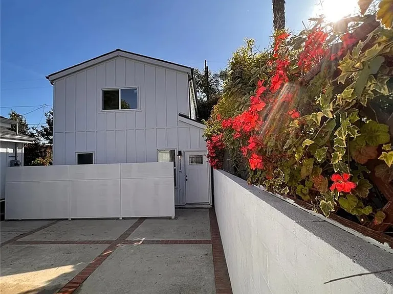 2686 Greenfield Ave — Photo 2
