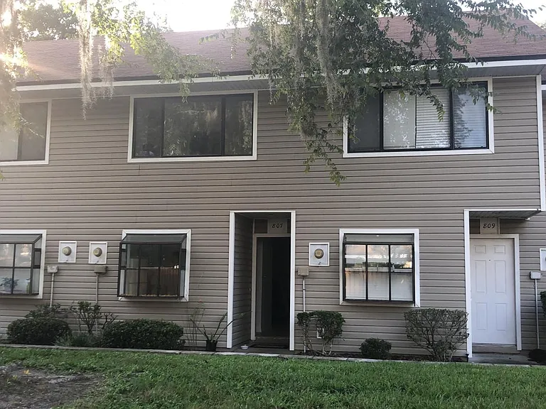 807 SW 60th Ter — Photo 2
