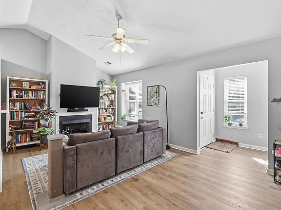 4th image of 821 Revere Run Dr