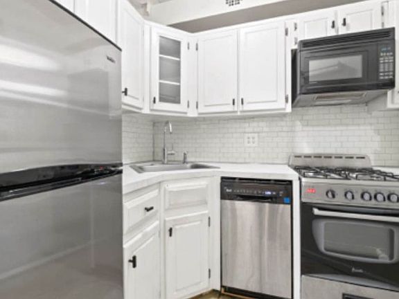4th image of 112 W 73rd St APT 8W