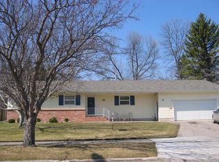 605 Schroeder Dr, Grand Forks, ND 58201
