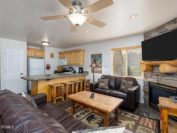 4th image of 3562 N Fox Run Unit 403