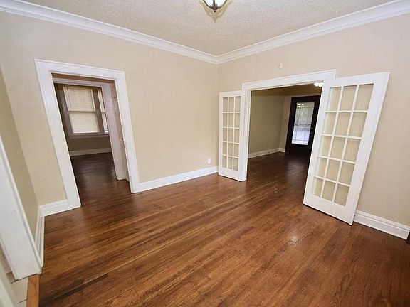 3rd image of 900 N Willett St