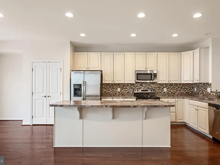 106 Argyle Ct — Photo 9