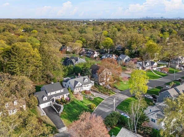 44 Edgewood Dr, Ho Ho Kus, NJ 07423