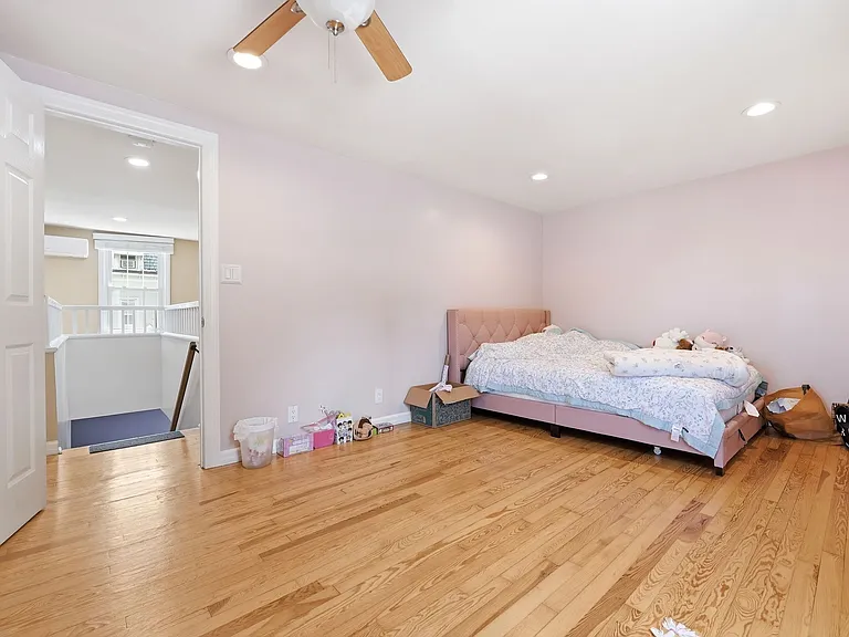 319 E Madison Ave — Photo 15