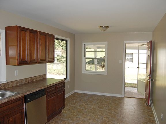 4th image of 3043 Woodbine Ave