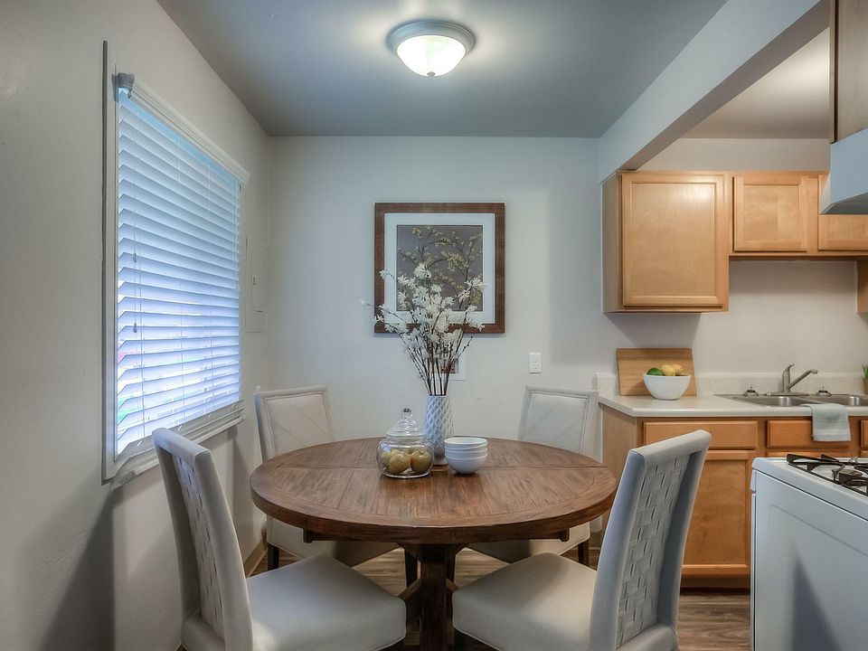 Charming Dining Room at Viewcrest Village in Bremerton, WA