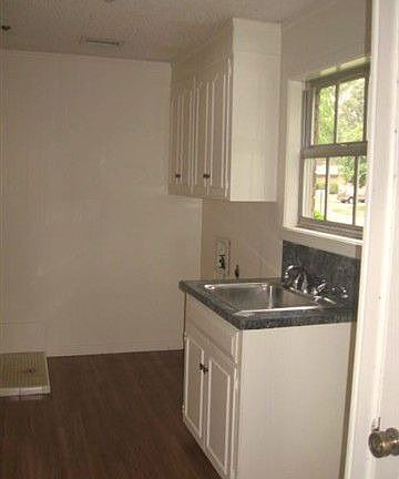 4th image of 4016 Potomac Ave