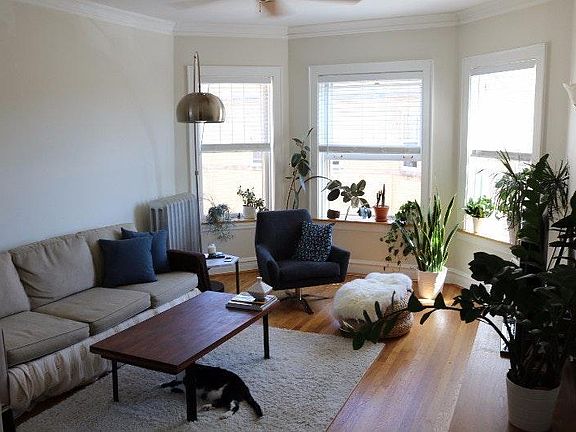 2nd image of 4827 N Rockwell St APT 2W