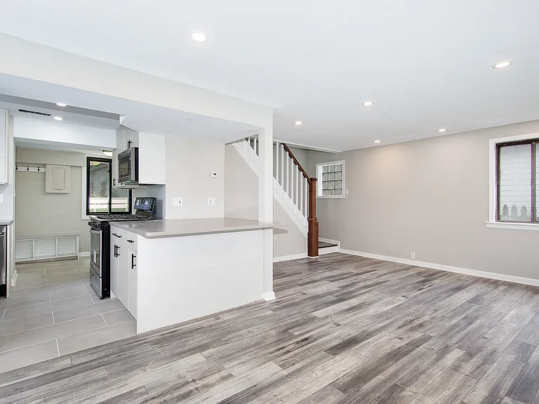 22W549 Emerson Ave — Photo 5