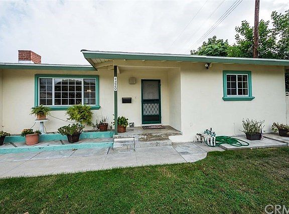 CLOSE UP VIEW OF THE FRONT DOOR ENTRANCE