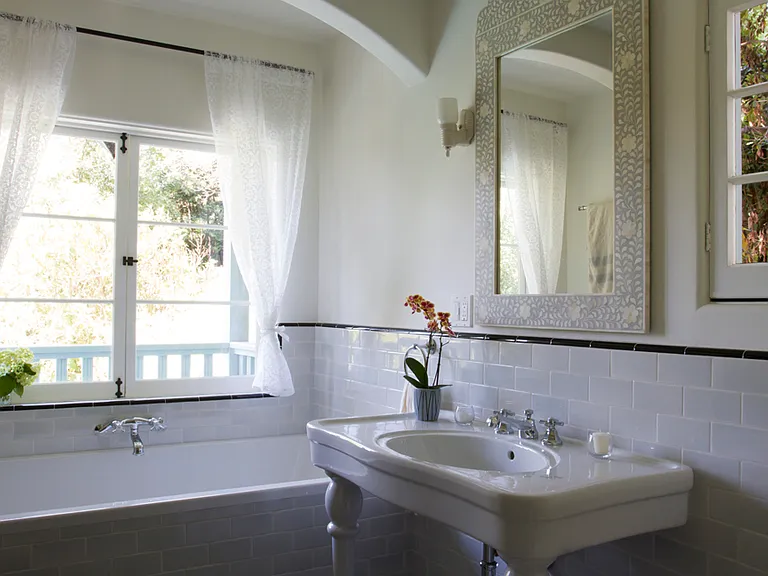bathroom with tub