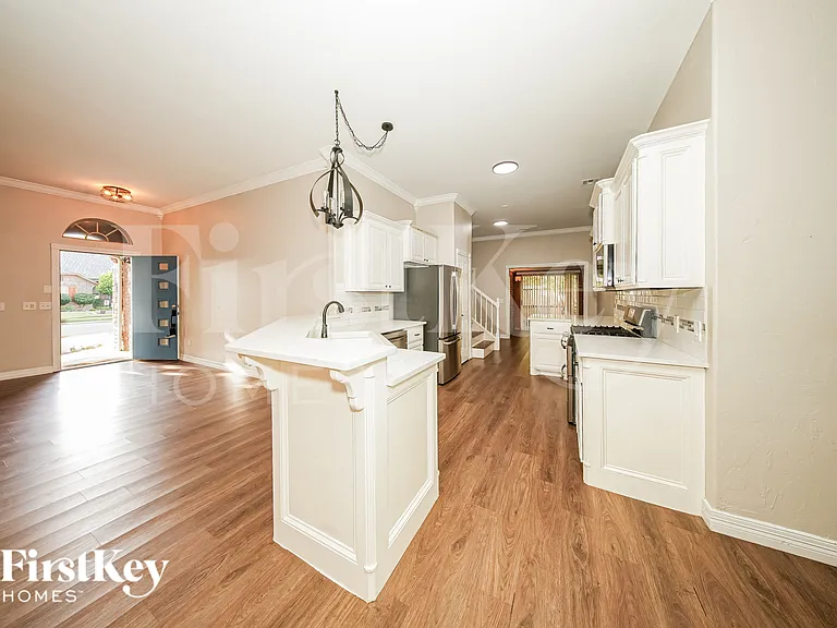 17205 Vitoria Dr — Photo 4