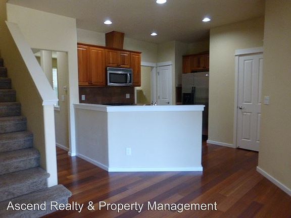 5th image of 746 NE 72nd Ave
