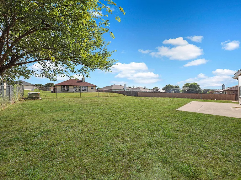 2502 Eastwood Dr — Photo 22
