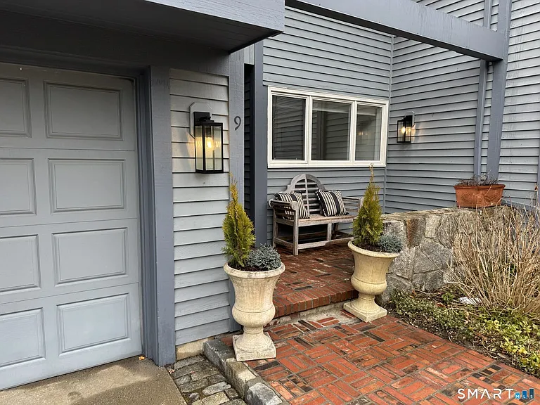 1 Island Dr #9 — Photo 2