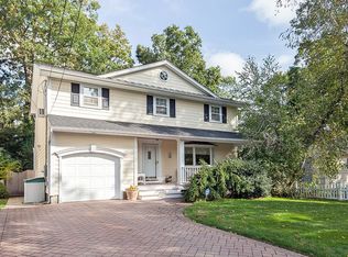 11 Murfield Place, Melville, NY 11747