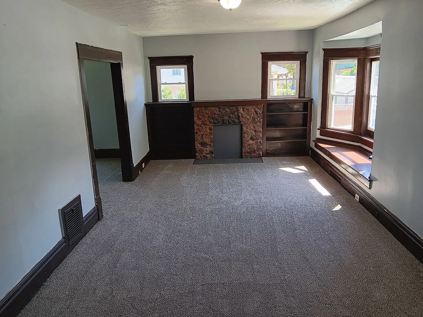 3 Bedroom, 1.5 Bathroom — Photo 2