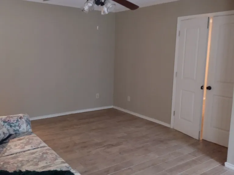 Master Bedroom Approx 12 x17