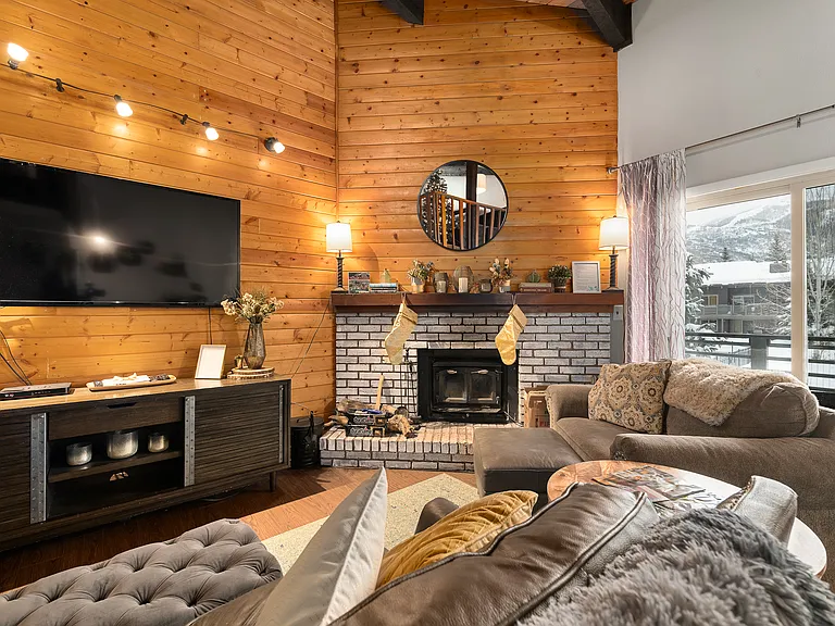 Living Room | Smart Tv | Wood Fireplace