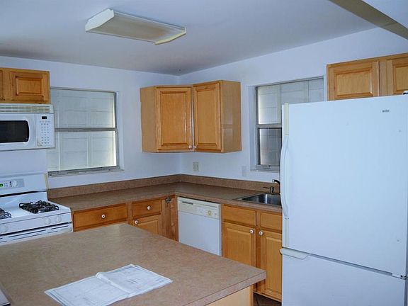 3rd image of 1025 Bradley Ct
