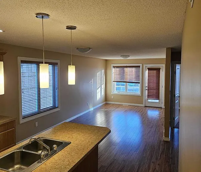 2160 McIntyre St #4 — Photo 2