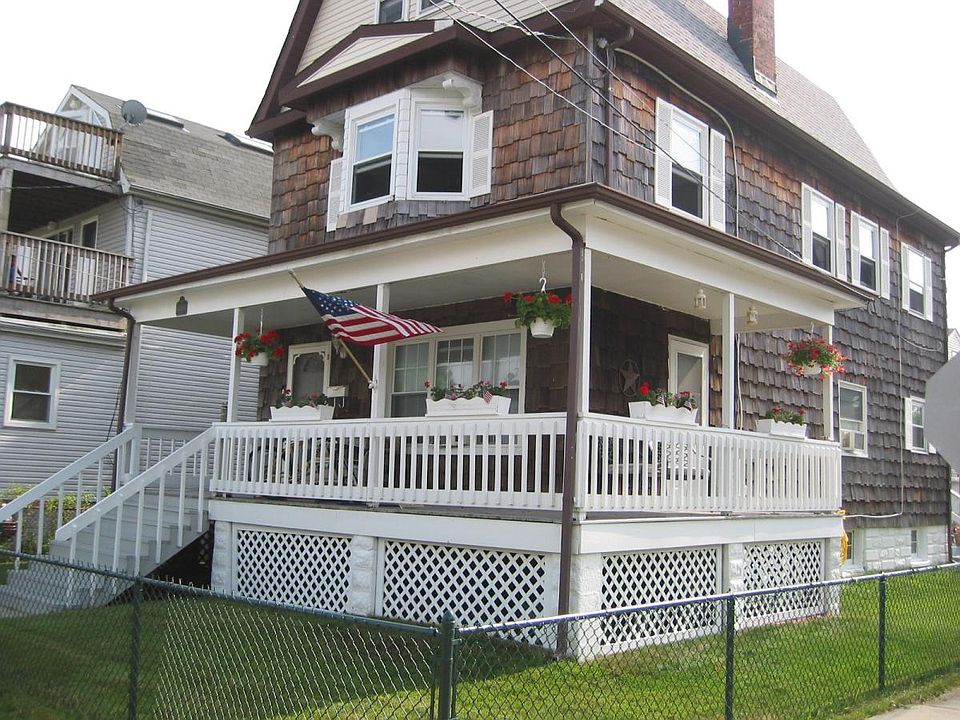 EXTERIOR . TENANTS PORCH