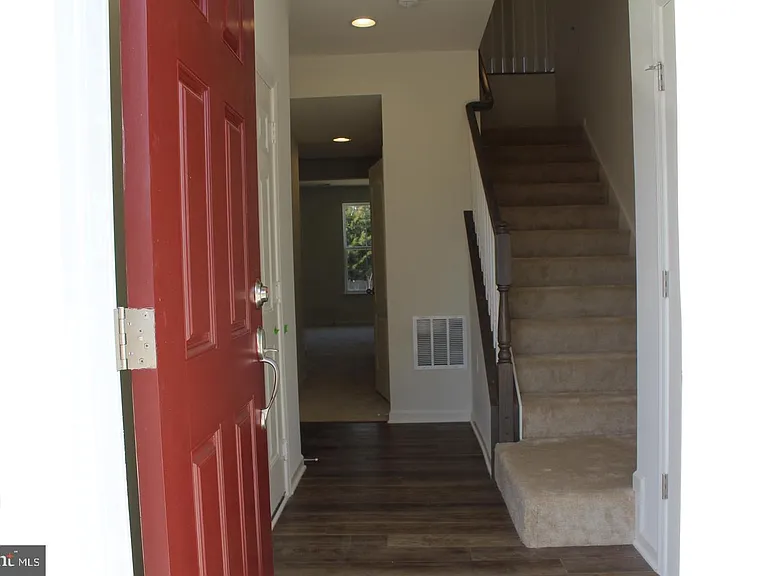 130 Metcalf Ter — Photo 2