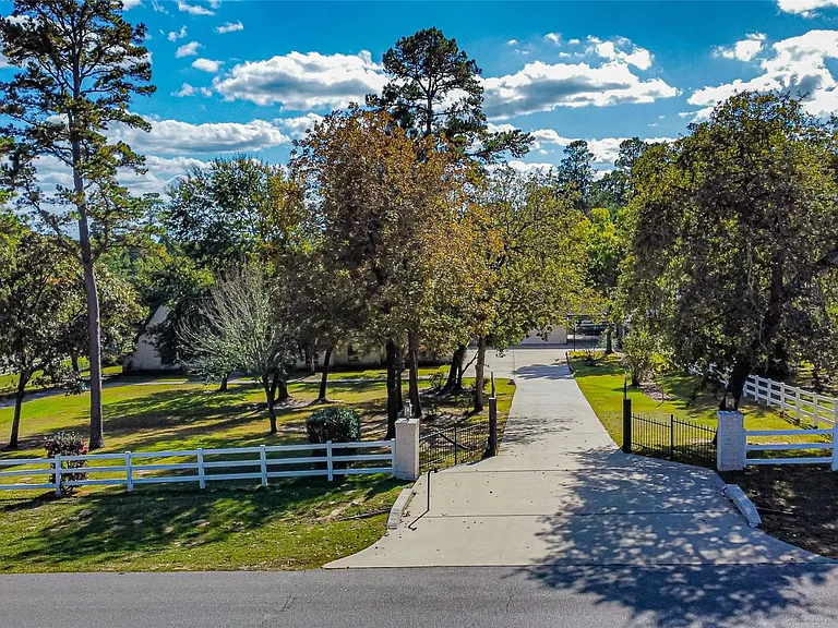 15569 Crown Oaks Dr — Photo 3