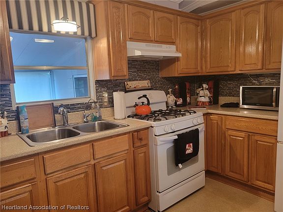 5th image of 13 Marilla Ln