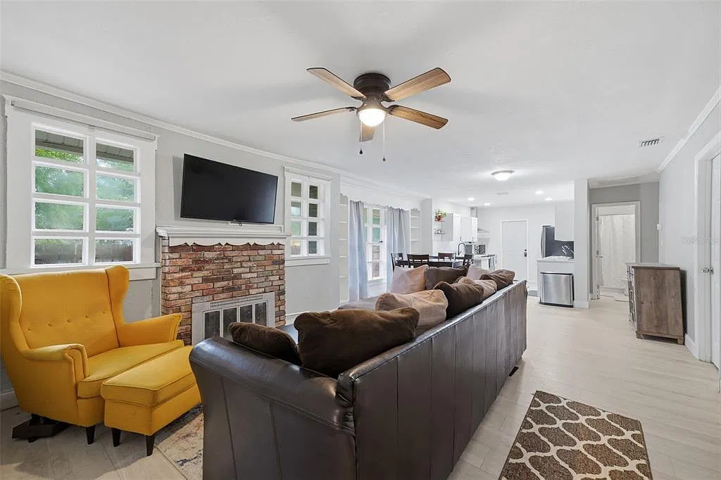 3 bed, 2.0 bath, 1224 sqft, $2,100 — Photo 4
