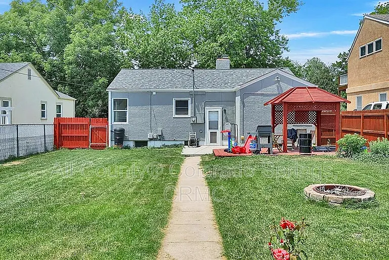 723 N Logan Ave — Photo 7