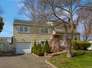 20 Gardenia Lane, Hicksville, NY 11801