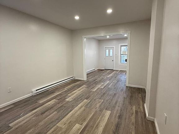 3rd image of 918 W Walnut St