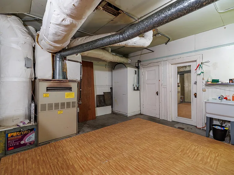 2398 Broadway St — Photo 37