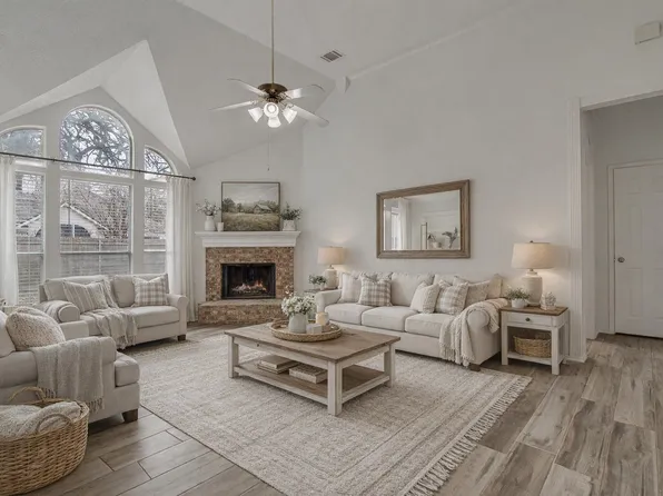 2525 Greenhaven Dr, Burleson, TX 76028