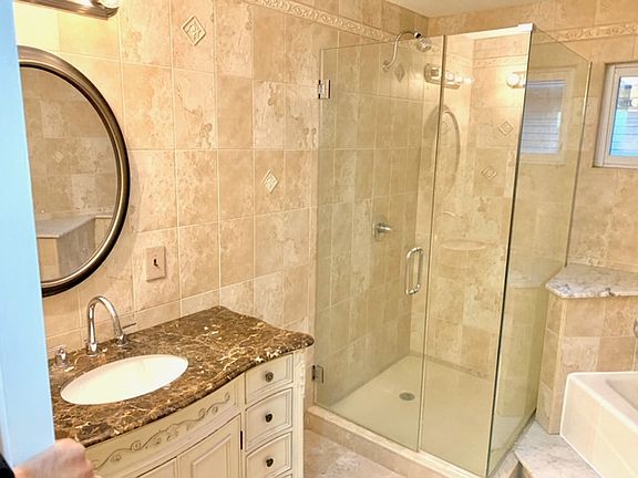 4th image of 84 Lucille Ave #1