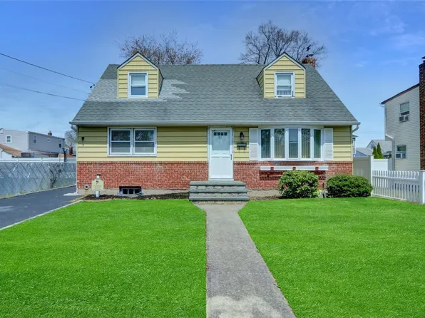 53 34th Street, Copiague, NY 11726